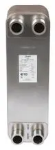 Danfoss Wärmeübertrager mit zwei Anschlüssen, beschriftet mit technischen Spezifikationen, auf einer glatten Oberfläche. Gerät mit versehenen Daten auf einem metallischen Körper.